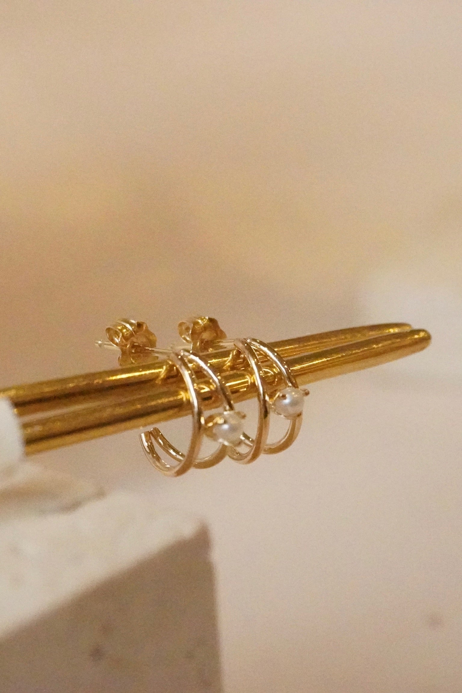 14KT NESTED PRONG PEARL DOUBLE WIRE HUGGIE EARRINGS