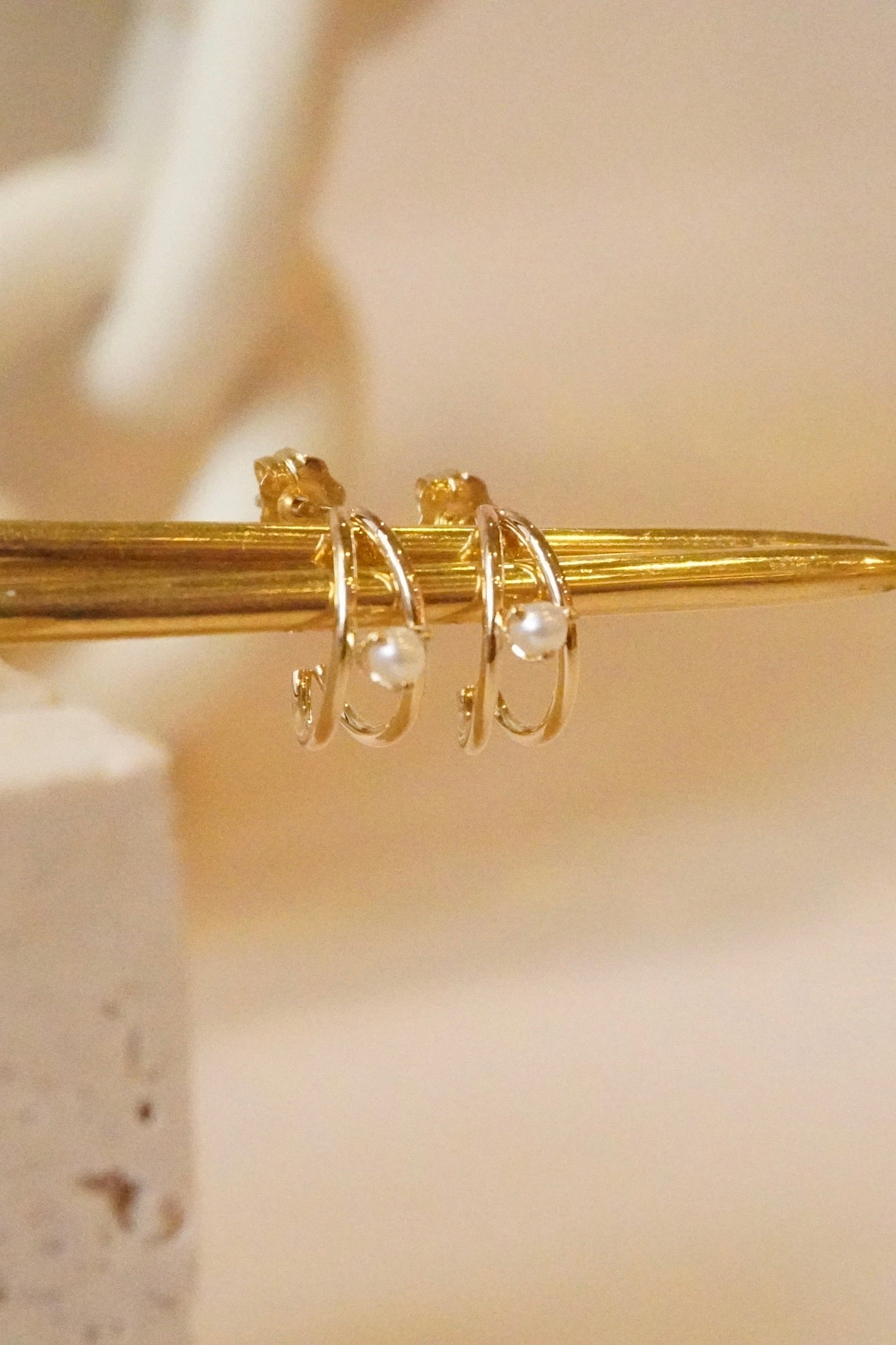 14KT NESTED PRONG PEARL DOUBLE WIRE HUGGIE EARRINGS