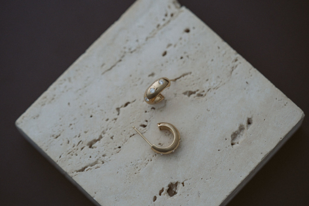 3 Diamond Chubby Huggies by Zoe Chicco, side view of the chubby hoop shape