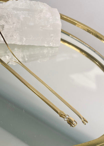 BB Herringbone Chain in 14kt yellow gold, close up of the herringbone links