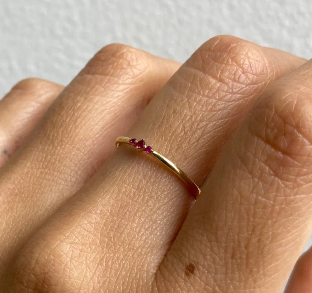 Tres Ruby Ring with three rubies in 14kt yellow gold, product view 2