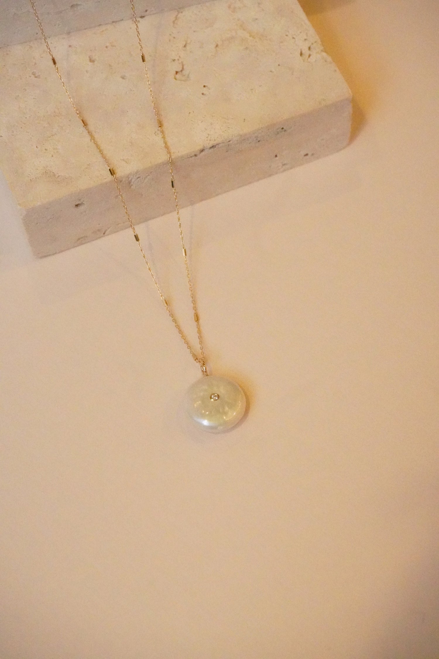 14KT REVERSIBLE BLACK &amp; WHITE DIAMOND PEARL DISC BAR &amp; CABLE CHAIN