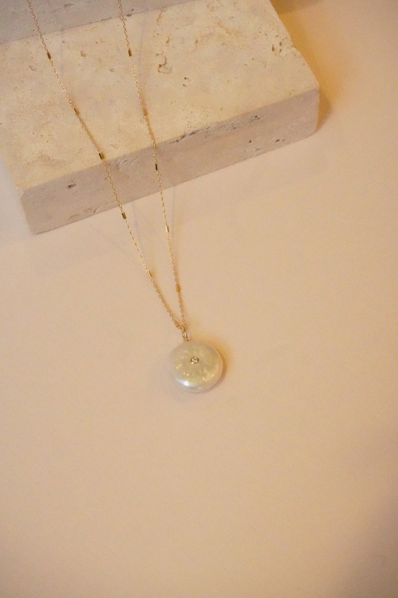 14KT REVERSIBLE BLACK &amp; WHITE DIAMOND PEARL DISC BAR &amp; CABLE CHAIN