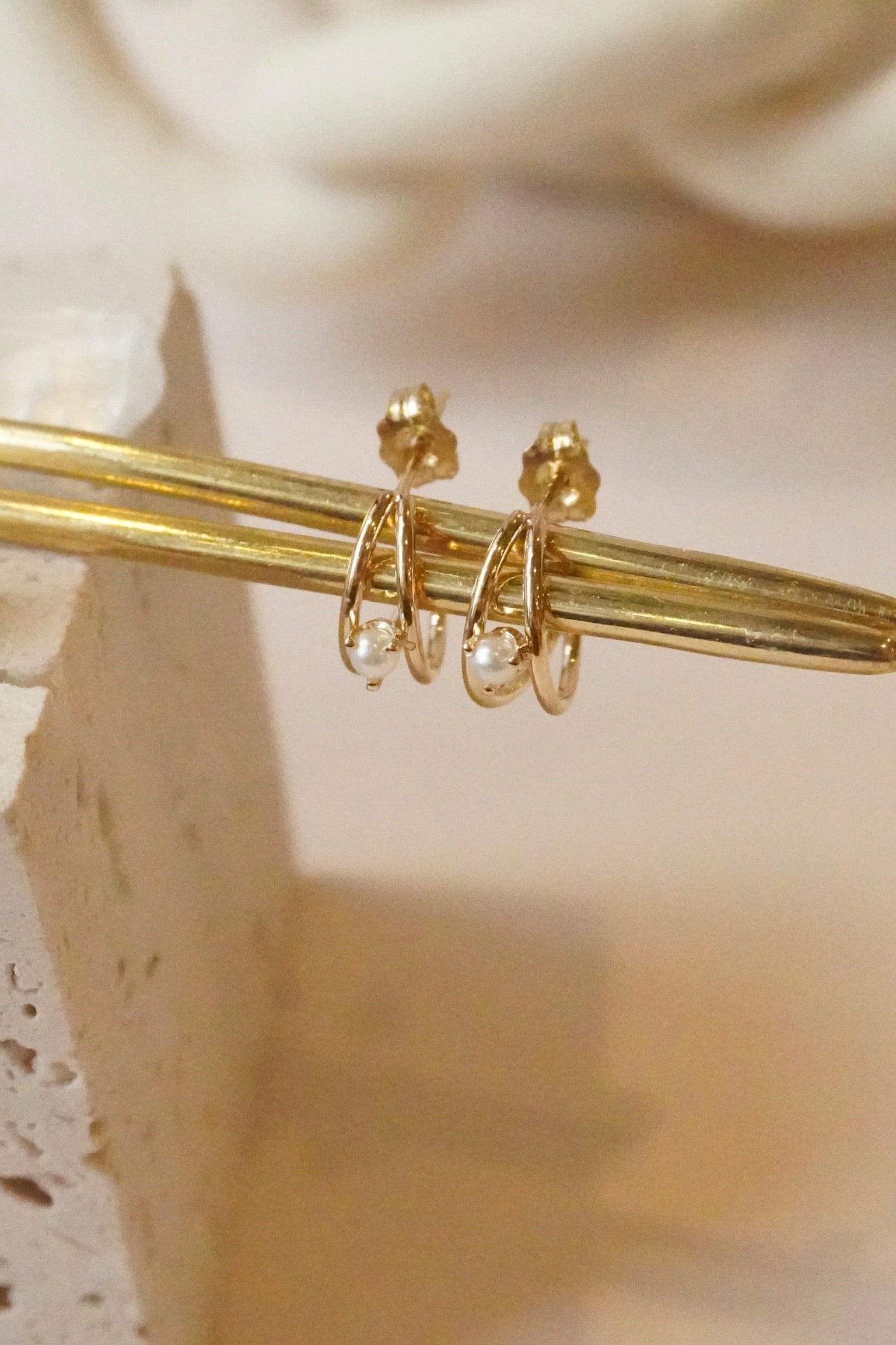 14KT NESTED PRONG PEARL DOUBLE WIRE HUGGIE EARRINGS