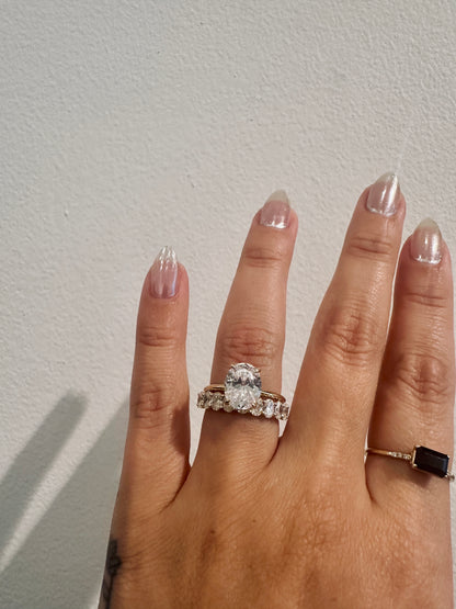 OVAL DIAMOND DEVOTION // WEDDING BAND