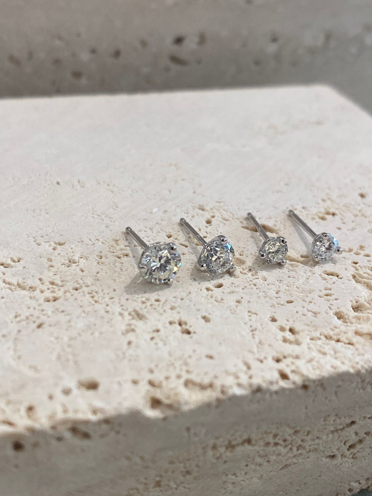 CLASSIC LAB DIAMOND STUDS