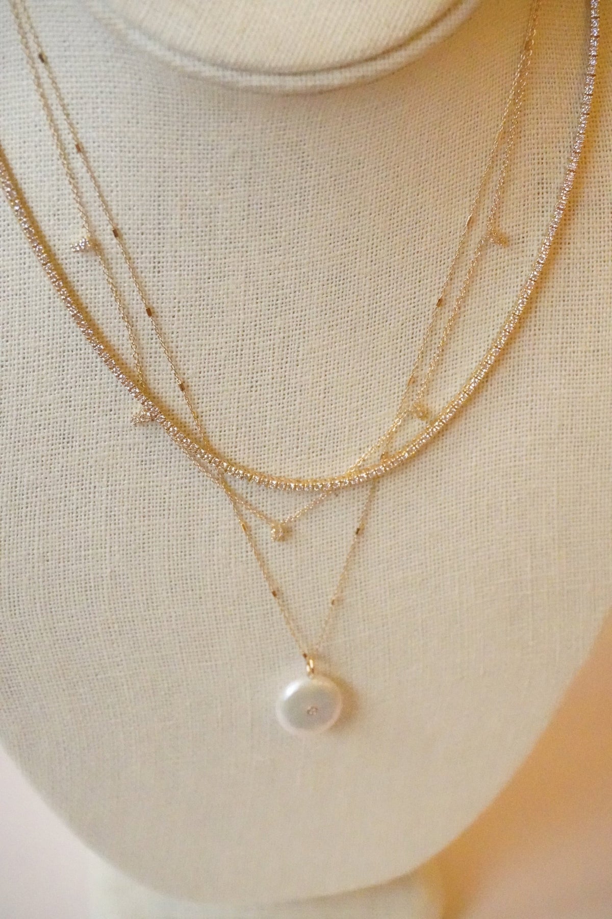 Reversible Black and White Diamond Pearl Disc necklace detail