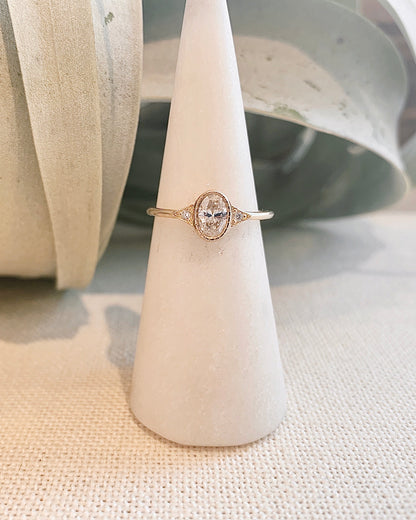 DIAMOND OVAL DECO RING